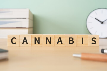 大麻・麻のイメージ｜「CANNABIS」と書かれたブロックが置かれたデスク
