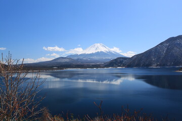 本栖湖からの冬の富士山