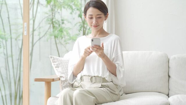 携帯を触る日本人女性