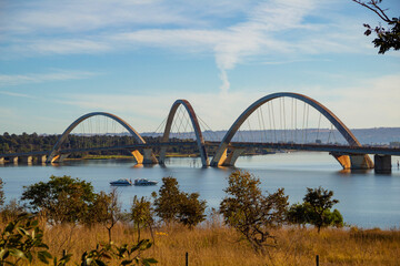 Paisagem do Lago Paranoá e Ponte Juscelino Kubitschek em Brasília.