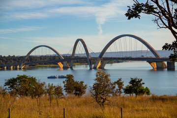 Paisagem do Lago Paranoá e Ponte Juscelino Kubitschek em Brasília.