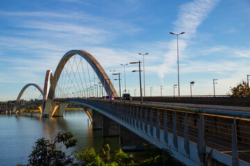 Ponte Juscelino Kubitschek sobre o Lago Paranoá em Brasília.