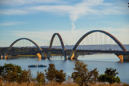 Paisagem do Lago Parano&aacute; com a Ponte Juscelino Kubitschek na cidade de Bras&iacute;lia.