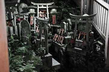 京都 夜の伏見稲荷大社の神秘的な情景