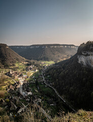 Baume-les-Messieurs, Bourgogne-Franche-Comté alte schönes Dorf in Frankreich zwischen beeindruckenden Felswänden