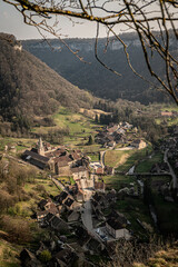 Baume-les-Messieurs, Bourgogne-Franche-Comté alte schönes Dorf in Frankreich zwischen beeindruckenden Felswänden