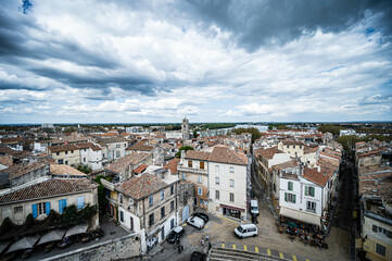 Fototapeta na wymiar Blick auf Arles im Süden Frankreichs