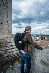 Fototapeta premium junger Mann mit Rucksack blickt über Arles