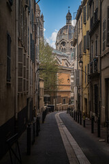 Blick auf die Kathedrale von Marseille (Cathédrale La Major) durch eine Gasse