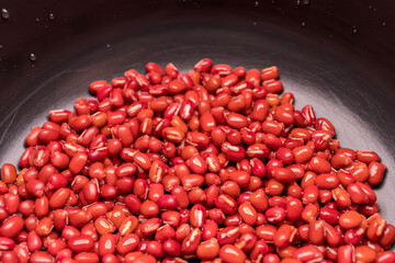 電気調理器の内釜および吸水した小豆
