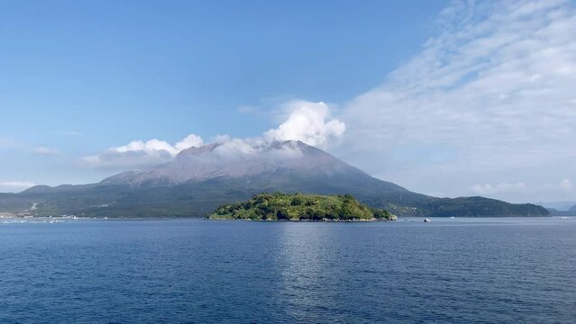 桜島 背景に青空 錦江湾の海上からの風景