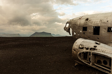 Flugzeugwrack auf Island - obrazy, fototapety, plakaty