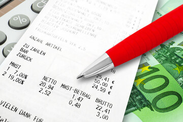 Einkauf Lebensmittel und Mehrwertsteuer mit Rechner, Euro Geldschein und Kugelschreiber