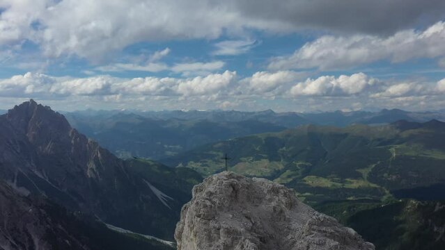Der Einserkofel (Cima Una) in den Dolomiten, Südtirol. Naturpark drei Zinnen. Drohnenflug um den Einser. Blick ins Tal