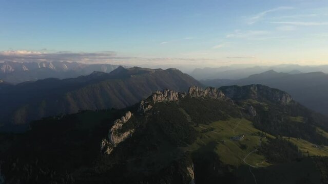 Drohnenflug an der Kampenwand in den Chiemgauer Alpen. Bayrische Alpen bei Sonnenuntergang. Gipfelkreuz Bayern