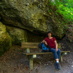 Wanderin in der Bürserschlucht, wandernde Frau neben den steilen Felswänden auf dem schmalen Weg...