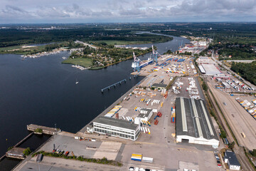 Blick über die Trave, den Container Hafen, den Yachtclub und die Herreninsel, Lübeck, Schleswig-Holstein, Deutschland