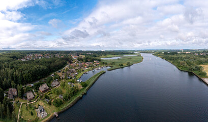 historischer Alter Hafen Gothmund, Wohnhäuser mit Reetdach Häusern, Blick über die Trave,...