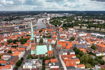 Fototapeta na wymiar historisches Stadtzentrum von Lübeck mit Blick auf die gotische St. Jacobi Kirche, die Burg mit dem Burgtor, die Trave und den Hafen, Lübeck, Schleswig-Holstein, Deutschland