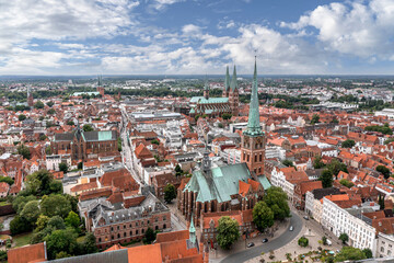 Naklejka premium historisches Stadtzentrum von Lübeck mit Blick auf die gotische St. Jacobi Kirche, dahinter die St. Marien Kirche und der Dom, Lübeck, Schleswig-Holstein, Deutschland