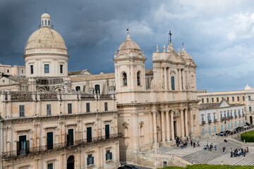 VISTA PANORÁMICA DE  NOTO, con la Catedral , el Palacio Ducal y la Iglesia del  Santissimo Salvatore, provincia de Siracusa, Sicilia, Italia, con un cielo de tormenta.