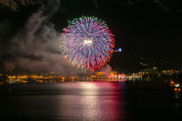 Buntes Feuerwerk über Gardasee in Italien 