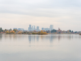 Obraz premium downtown denver skyline across sloans lake