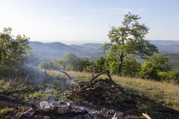 Lagerfeuer mit einem Topf f&uuml;r den Kaffee fr&uuml;h am Morgen