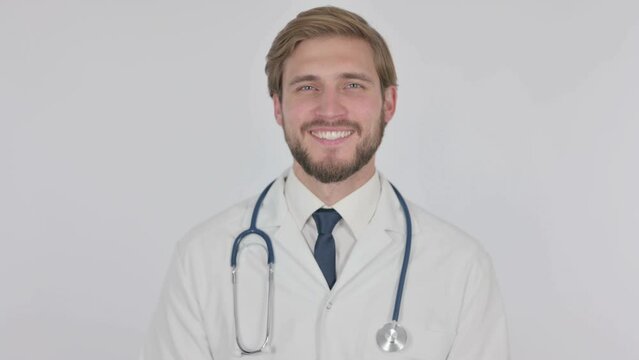 рукопожатие фермера с доктором. парень терапевт в больнице. улыбающиеся врач и пациент жмут руки. врач дрожать. бехтерева наркология.