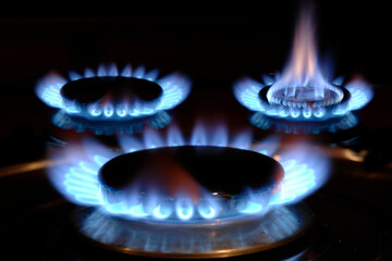 Gasflamme brennt an einem Ofen mit blauer Flamme