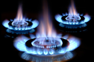 Gasflamme brennt an einem Ofen mit blauer Flamme