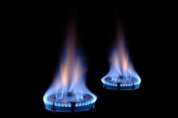 Gasflamme brennt an einem Ofen mit blauer Flamme