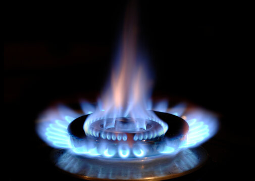 Gasflamme brennt an einem Ofen mit blauer Flamme
