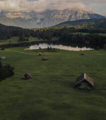 Viele kleine Hütten auf einer Wiese am Geroldsee in den bayrischen Alpen. Drohne