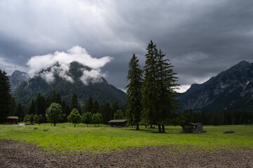 Fototapeta na wymiar Alpenpanorama mit dramatischen Gewitterwolken 