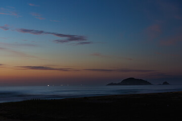 Fototapeta premium Seaside scenery as the sunrise time approaches and the sky gradually brightens