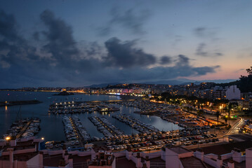 Vista panorámica de la ciudad de Blanes en la Costa Brava al atardecer, Girona, Cataluña, España, atardecer, crepúsculo, vacaciones, turismo, 