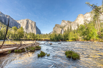 schilderachtig uitzicht op de Yosemite-vallei met een halve rotskoepel en el capitan