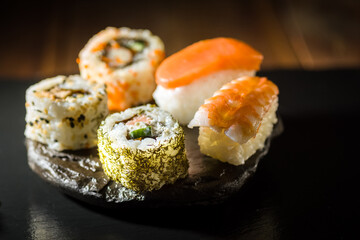 sushi na kamiennym talerzu