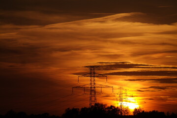 Linia energetyczna na tle zachodzącego słońca