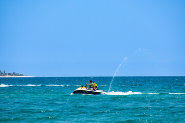 Obraz premium personne faisant du jet ski en bord de mer