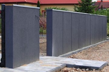 Concrete fence and the entrance to the new house made of cobblestones.
Ogrodzenie betonowe oraz...
