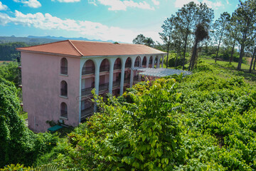 Fototapeta na wymiar Building on a tobacco farm in the mountains of Cuba