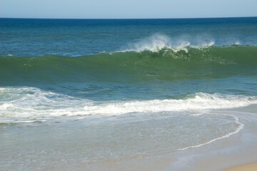 Fototapeta na wymiar Praia com onda muito forte - Beach with very strong waves