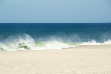 Praia com ondas gigantes - Beach with giant waves