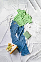 Pairing with a green crop top and small pocket jeans. It's a great outfit for a trip and also works well for clothing advertising on social media.
