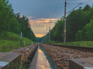 Tory kolejowe przy zachodzie słońca