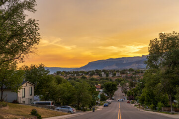 Beautiful sunset over the Rocky Mountains in the town of Rifle, Colorado - obrazy, fototapety, plakaty