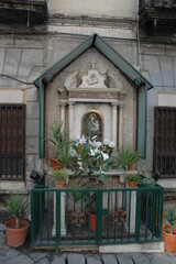 Fototapeta na wymiar Tabernacolo nel centro di Napoli . Nei cortili dei palazzi Spagnoli.
