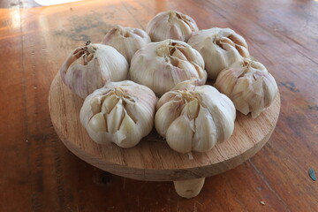 some garlic in a wooden tray